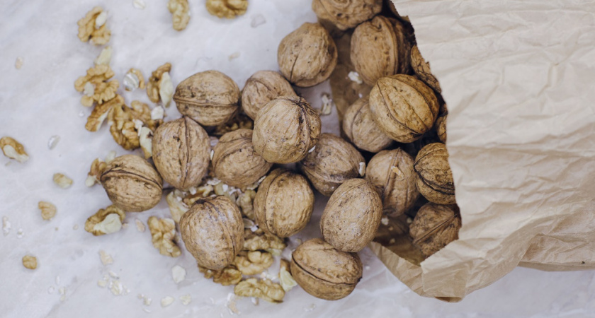 Ореховая скорлупа — не мусор, а находка для дачи: 5 интересных способов применения, о которых мало кто знает