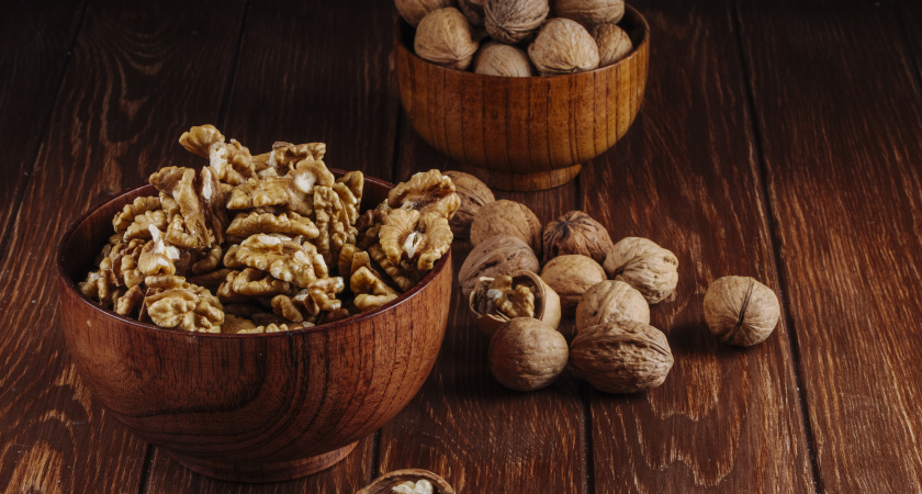 Грецкие орехи без осколков: гениальный лайфхак с бутылкой, который спасёт ваши нервы и ядра