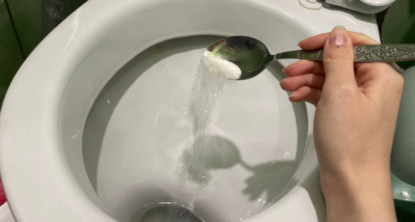 Засыпаю эти 2 средства в унитаз, утром сияет как первый снег: есть на кухне у каждой хозяйки