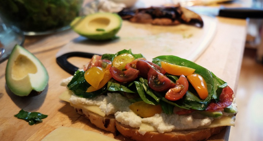 Эта простая закуска победит любую изысканую брускетту: закусочные бутерброды с селёдкой и лучком