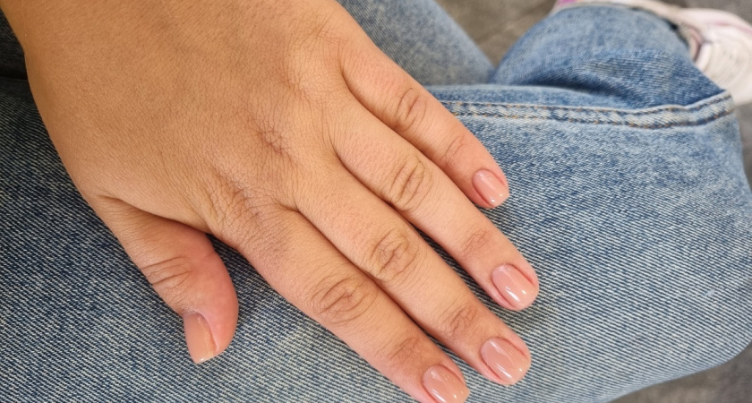 Слишком хороши, чтобы прятать: пять оттенков, которые превращают зрелые руки в эталон стиля