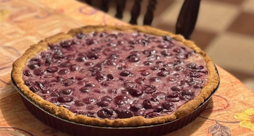 Тесто это не сложно: это жидкое тесто для пирога готовится за 5 минут, пропекается отлично