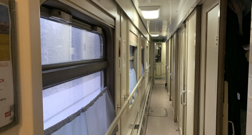 Выкупила нам с сыном купе целиком, а проводница взяла и посадила к нам трех вахтовиков - это что за новые правила от РЖД