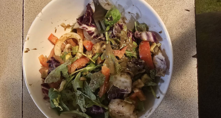 Сочный и очень вкусный салат, который разбавит "майонезное Царство" на праздничном столе