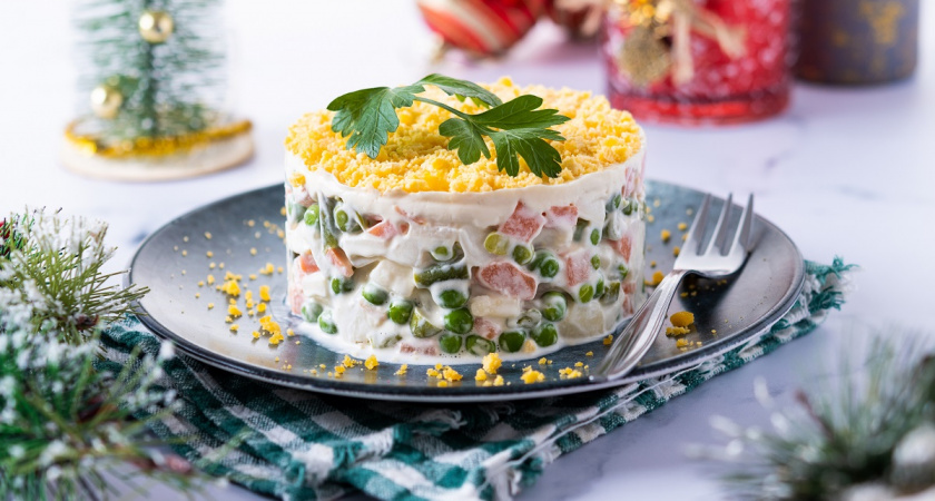 Гости еще ни разу не угадали состав этого салата, а он из самых простых ингредиентов. Новый рецепт на праздничный стол