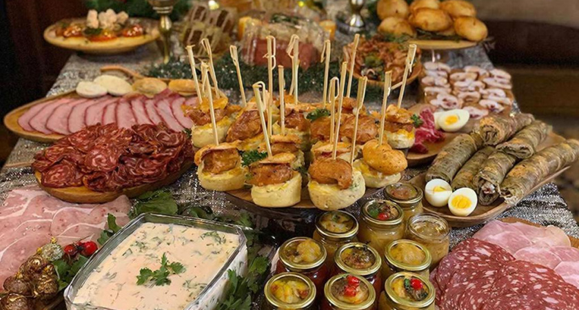 Новогодний стол 2026: 10 эффектных закусок, которые выглядят дорого, а стоят копейки