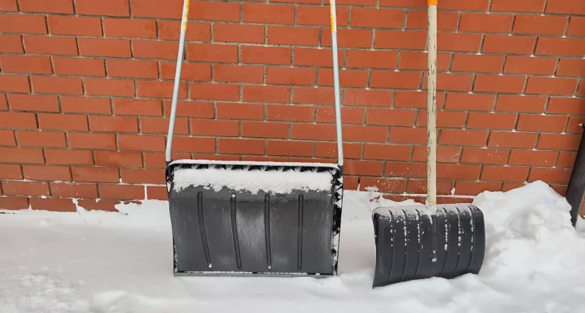 Умные хозяева снег лопатой давно не чистят - нашли для себя 3 других способа: они удобнее во всем