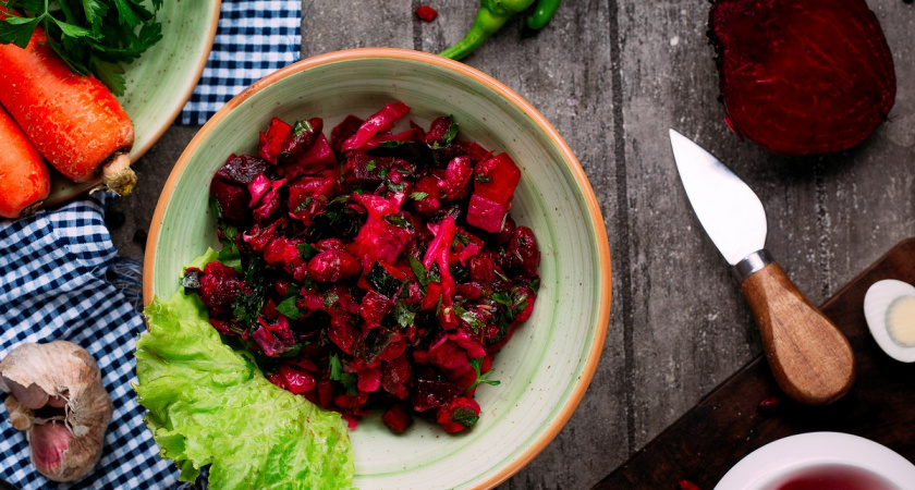 Не знаю в чем его магия, но он улетает со стола: простой салат из свёклы с сельдью — когда майонез уже не лезет