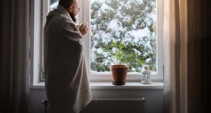 Дует холодом из-под подоконника: решаем проблему быстро, просто и без дорогих приспособлений