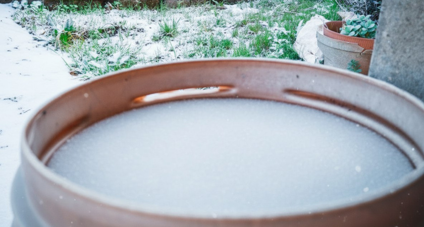 Бочка с водой не лопнет зимой: проверенный рабочий способ защитить емкость
