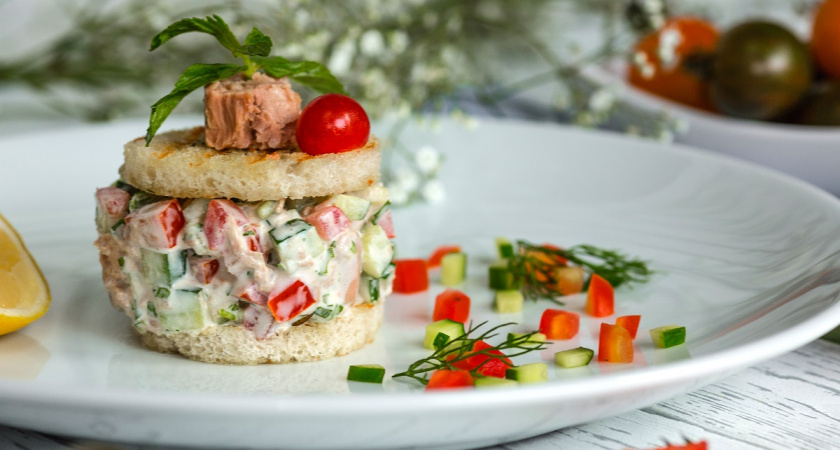 Эти салаты сметают со стола сколько ни приготовь: 5 обалденных рецептов с разной рыбой на праздничный стол и не только