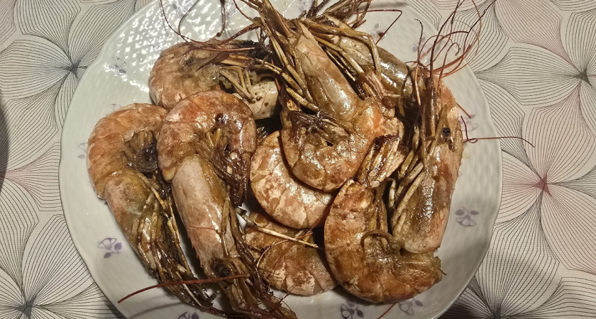 Нужно ли готовить замороженые вареные креветки или достаточно просто разморозить: давайте разберемся