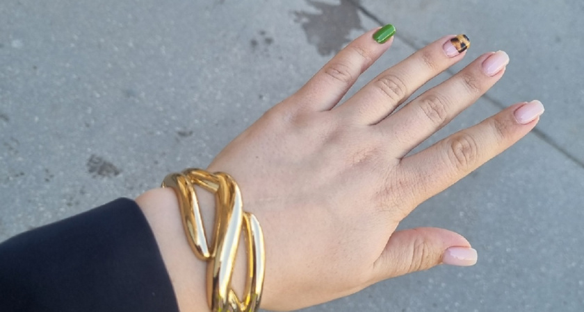 Забудьте про нюд: 6 трендовых дизайнов маникюра для миндальной формы на Новый год