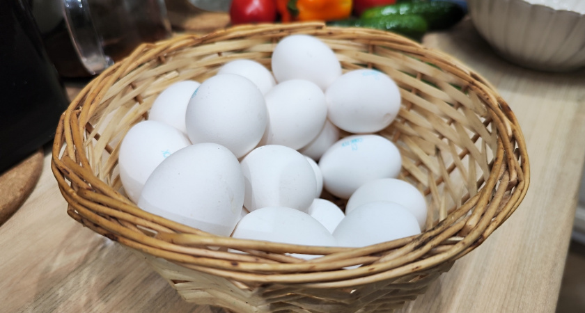 Яйца не лопаются даже в крутом кипятке: запомните, что нужно капнуть в воду при варке