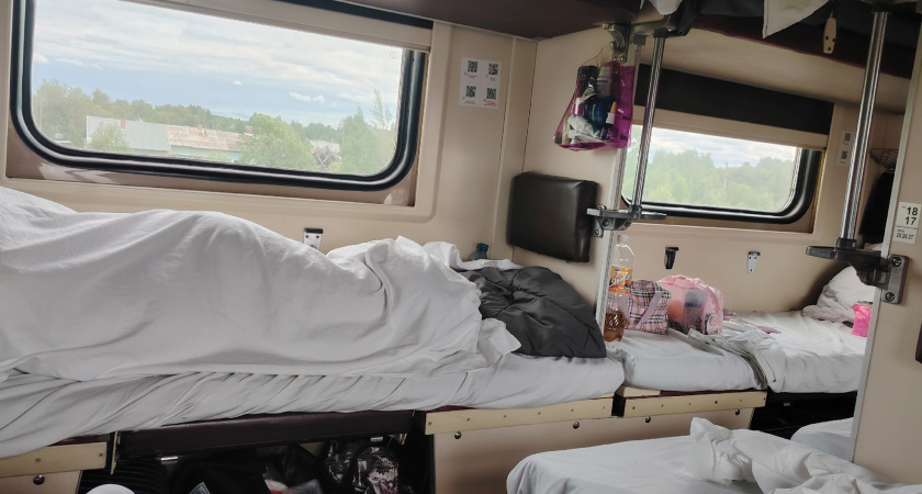 Ночью в поезде вдруг почувствовала чью-то руку под подушкой: вскочила - а рядом взволнованное лицо попутчицы