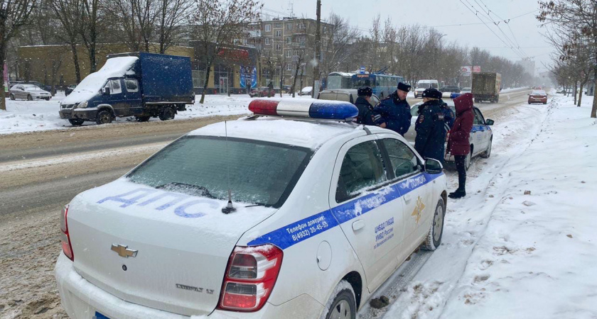 Сотрудник ГАИ требует дать ему мобильный телефон для проверки - что делать водителю в такой ситуации