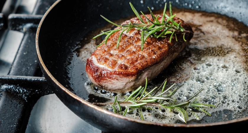 Жарьте котлеты и стейки без брызг: простой лайфхак, который действительно работает