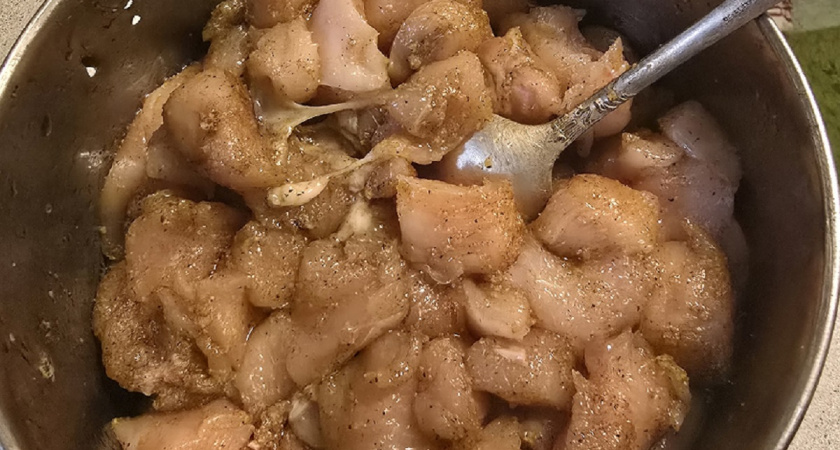 Как сделать куриную грудку сочной без маринадов и танцев с бубном: ошибки которые и превращают ее в подошву