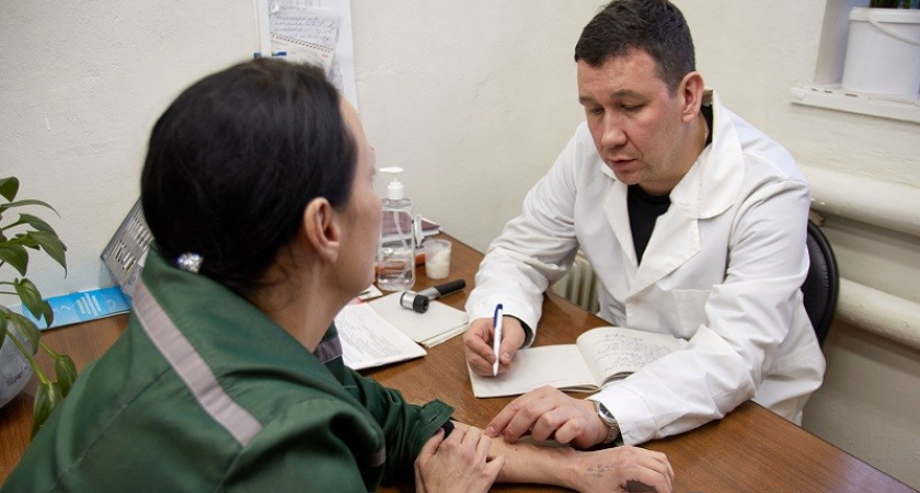 Онколог провел осмотр осужденных в колонии в Коми