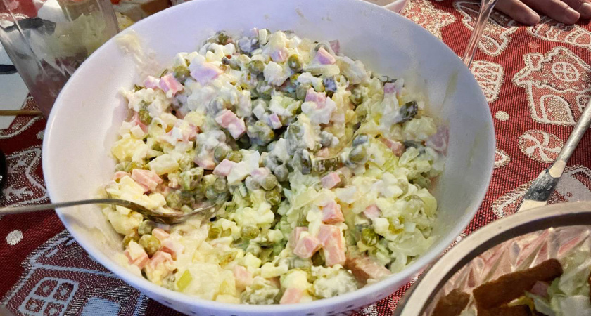 Самые лучшие продукты для настоящего Оливье: полный список - от горошка до колбасы, от экспертов Роскачества