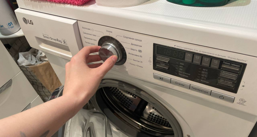 Сосед выдергивает вилку из розетки после каждой стирки: вот почему так делать не стоит, и в чем таится опасность