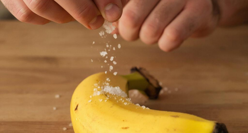 Банановую кожуру посыпаю солью — весь декабрь не нарадуюсь своей хитрости: гениальный лайфхак для лентяев