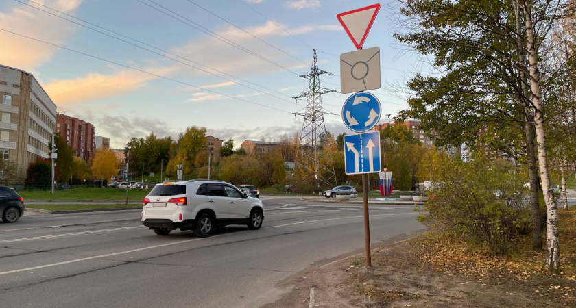 Какой поворотник включать при въезде на кольцо — правый или левый? Запомните раз и навсегда
