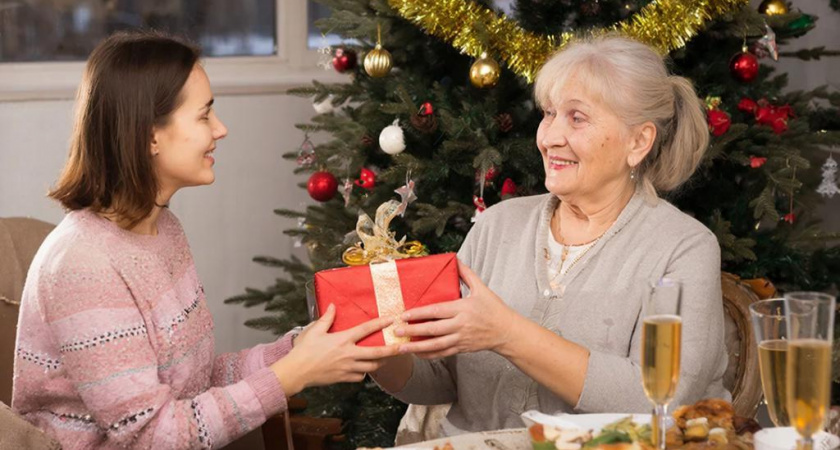 19 полезных подарков для бабушки и дедушки: они точно этого не ожидают на Новый год
