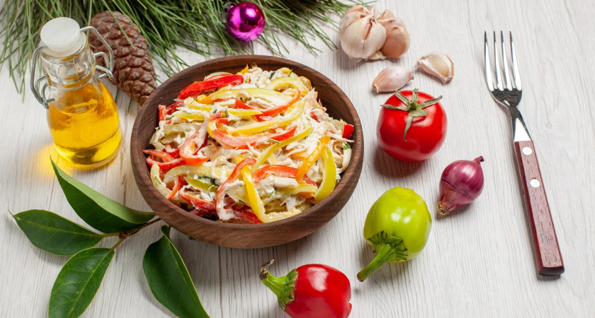 Бросила делать крабовый салат на Новый год: смешиваю курицу с крабовыми палочками — получается в 3 раза дешевле и невероятно вкусно