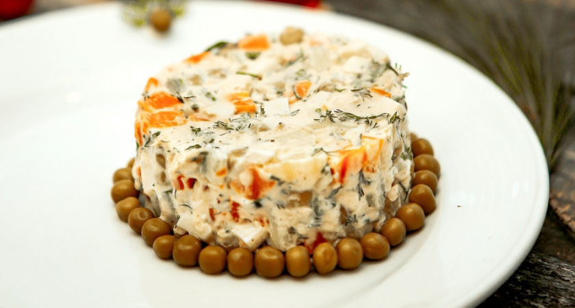 А вместо шубы - салат с селедкой: как оливье, но не оливье - гости пока не доедят, из-за стола не встанут