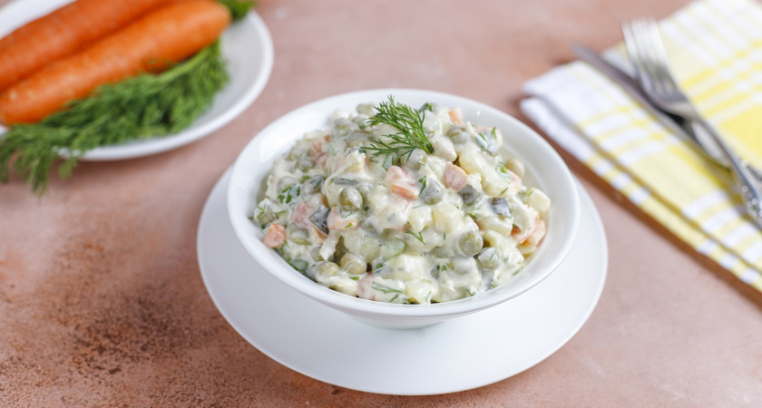 Диетолог рассказала, как приготовить легкий «Оливье» для пожилых родственников - без потери вкуса