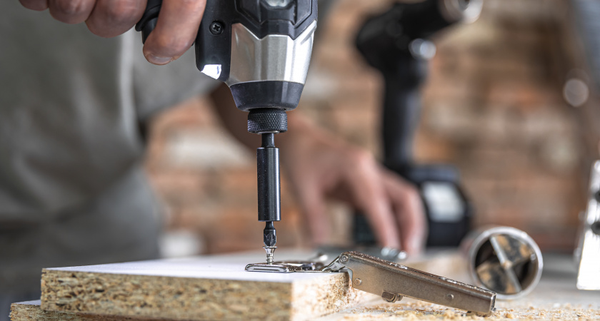 Саморез не выпадет даже из разболтанного отверстия: запомните два проверенных метода фиксации