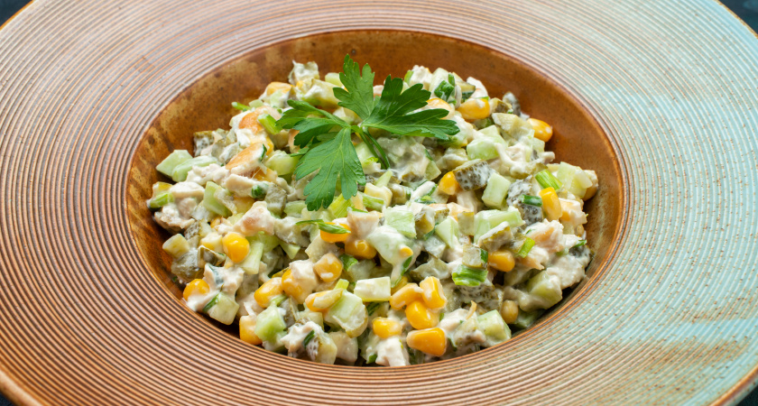 31 декабря у плиты не стою: пять быстрых салатов из простых ингредиентов для новогоднего стола