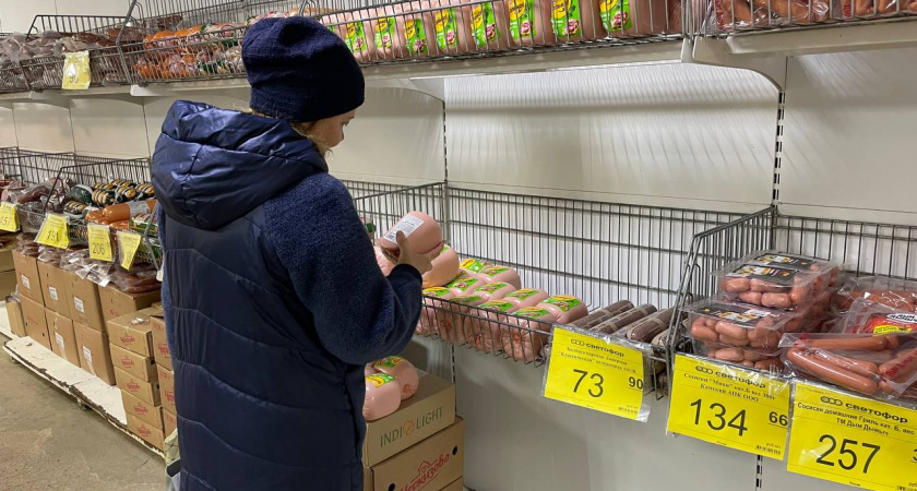 Подруга-продавец рассказала - зачем люди берут в «Светофоре» по 10-20 палок колбасы и по 20 кг сосисок