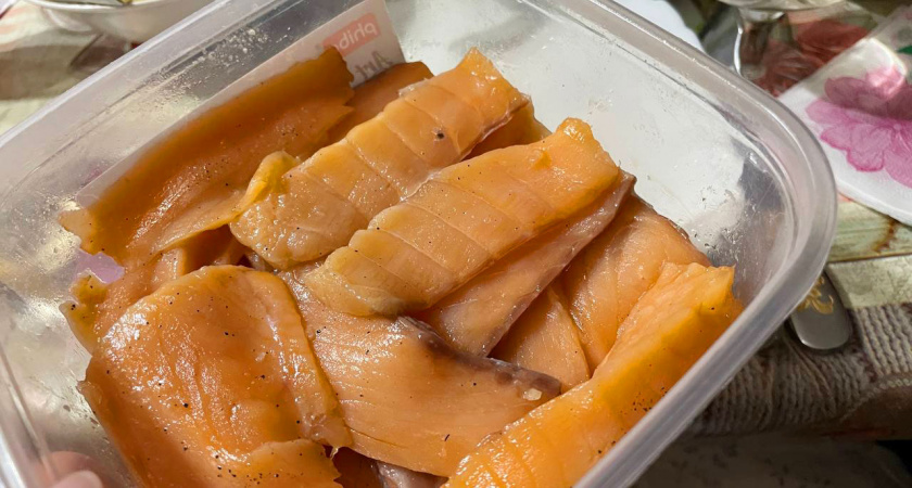 "Золотая формула" посола: как из горбуши сделать дорогую "семгу" — вкусно так, что пальчики оближешь