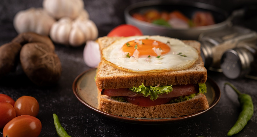 Завтрак за 5 минут из того, что в холодильнике — готовим из 3 ингредиентов за 15 минут: простой рецепт, но круче любого омлета