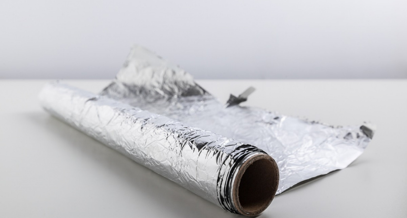 Матовая или блестящая сторона: как правильно использовать фольгу при запекании - знают лишь опытные хозяйки