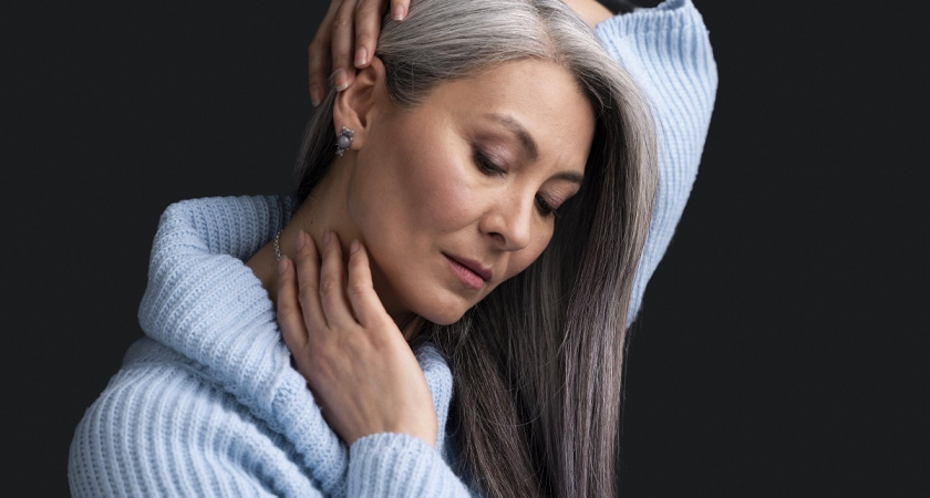 Седая и счастливая даже после 50 — вот как крашу волосы и выгляжу свежее и моложе: 3 хитрости