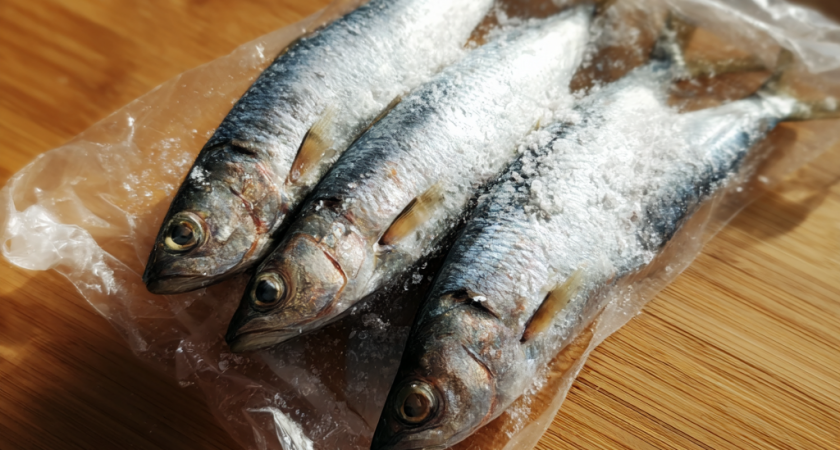 Солю селёдку, как никто из знакомых: очень удобный быстрый способ, выручит перед праздниками