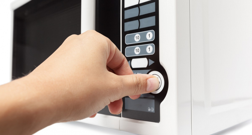 «Не вздумайте греть в микроволновке»: полный список продуктов и посуды - зарубите себе на носу