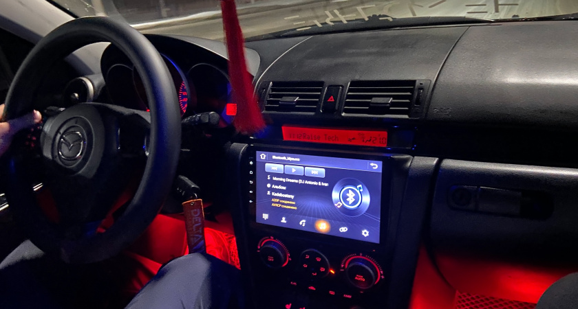 Что подкладывают опытные водители под коврики в машине: зимний лайфхак предотвратит влажность