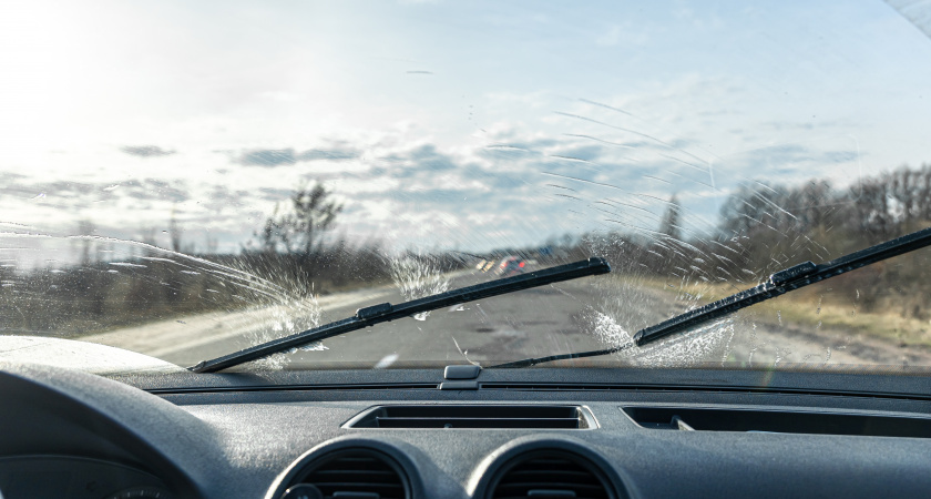 Не меняйте дворники на машине: две минуты – и плотный прижим к стеклу обеспечен: простецкий метод