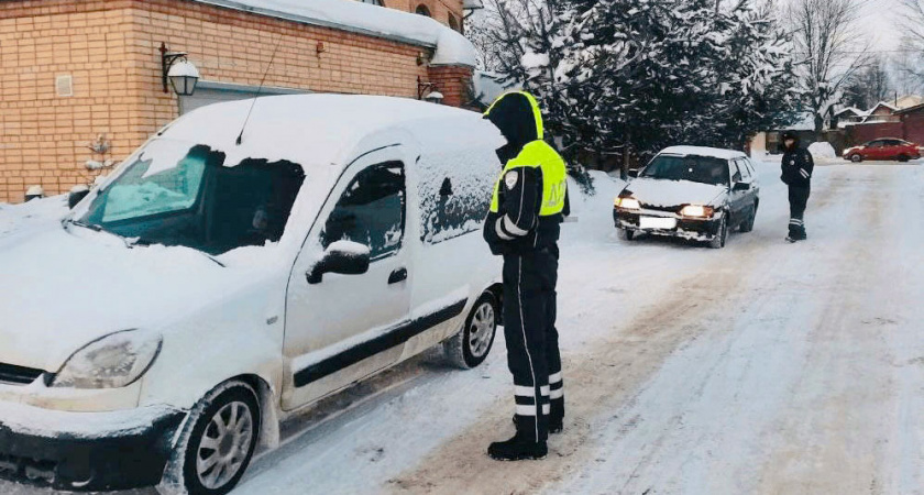 Сотрудник ГАИ требует дать ему мобильный телефон для осмотра - что делать водителю в такой ситуации