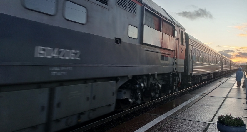 Женщина вышла из поезда и отправилась домой, как вдруг её на вокзале остановила цыганка