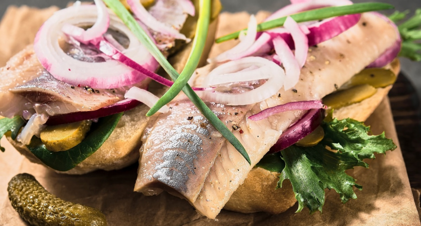 Селедка не нуждается в рекламе, а эта простая закуска сведет всех с ума: брускетки улетают быстрее деликатесов