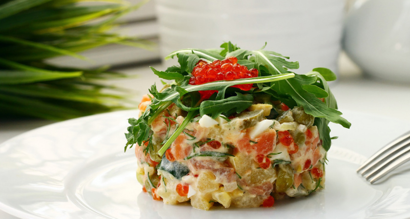 Обновляем Оливье за 5 минут: 4 легкие заправки от шефа — изысканные, с изюминкой и на любой вкус