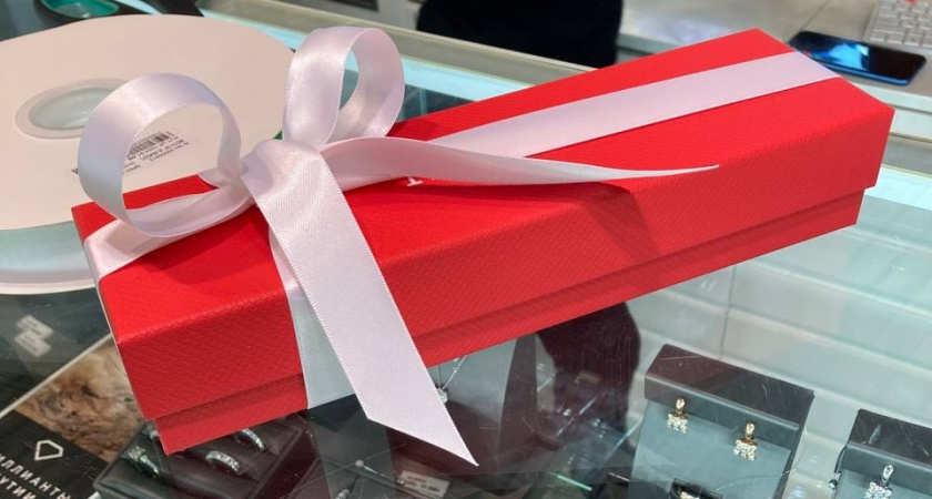 Что дарить тем, у которых "все есть и ничего не надо": подарки родителям, бабушкам и дедушкам на Новый год 2026