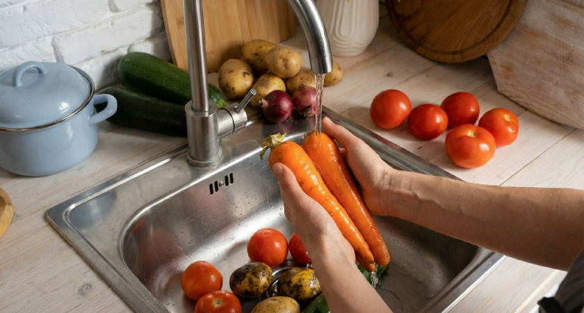 Почему яйца мыть нельзя, а упаковку с творогом — обязательно, и как правильно обрабатывать зелень, мясо и ягоды
