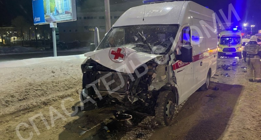 В Ухте водитель иномарки выехал на встречку и столкнулся со скорой помощью