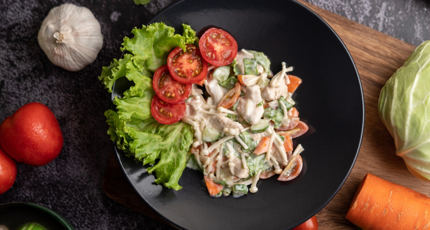 Лучше не придумаешь: салат с копченой курицей - вкуснее и полезнее оливье